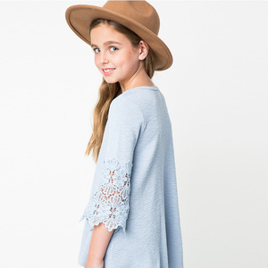 Produits phares : Blouse pour fille avec motifs patchwork, devant court et dos long, manches en dentelle - Product Image 2