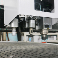 Cutter industriel CNC à couteau oscillant avec système d'alimentation automatique pour la découpe de panneaux KT, de mousse, de papier peint et de planches de surf