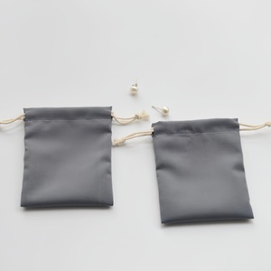 Bolsas de Algodón Gris Oscuro con Cordón - Embalaje Reciclable para Regalos y Almacenamiento con Logotipo Personalizado para Relojes - Product Image 4