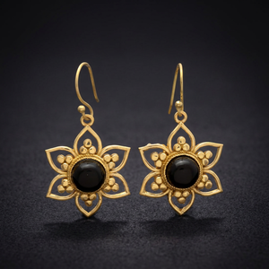 Boucles d'oreilles pendantes classiques en onyx noir de forme ronde, serties de griffes en laiton plaqué rhodium et or, bijoux unisexes Jaipur Gems - Product Image 3
