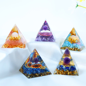 Ornamen Piramida Organit Resin Kristal Penyembuh Chakra Berukir Warna-warni 5cm Grosir - Product Image 4