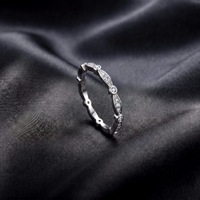 Bague d'éternité empilable géométrique vintage en argent sterling S925 avec pavé de diamants de laboratoire alternés pour femme