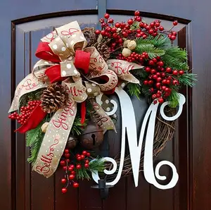 Weihnachts monogramm Brief kranz Guirlande mit rostigen Jingle Bells und Tannenzapfen auf Weinreben basis in 22 "Dia Guirnalda
