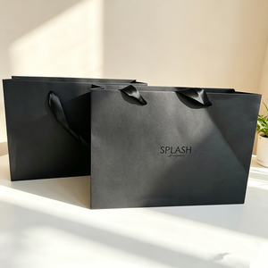 Bolsa de Compras de Papel Kraft Negro Mate de Lujo, Estilo Horizontal, Logotipo Personalizado con Relieve UV, Cinta de Seda Negra, MOQ 100 Unidades - Product Image 1
