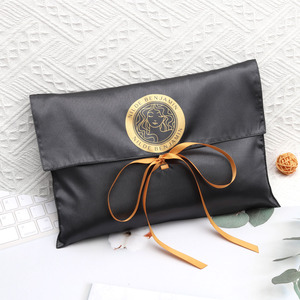 Bolsa de Satén con Lazo para Empacar Ropa Interior con Logotipo Personalizado, Bolsa de Seda Negra de Lujo para Guardar Pelucas con Solapa Protectora - Product Image 4