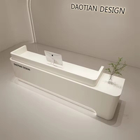 Comptoir de réception moderne blanc crème avec façade incurvée pour bureau, hôtel, salon de beauté, spa, avec éclairage LED et logo personnalisé