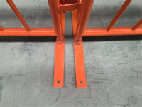 Barrière de contrôle des foules portable et adaptée aux voyages, finition galvanisée à chaud, modélisation 3D pour la gestion des files d'attente lors d'événements