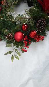 Couronne de porte en fleurs artificielles rouges de qualité supérieure, personnalisée, écologique, pour décoration de porte d'entrée - Product Image 3