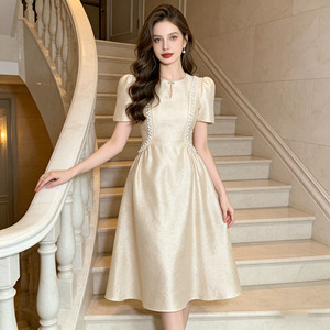 Robes mi-longues élégantes et luxueuses en tweed champagne, inspirées des créateurs, à manches courtes, pour femmes, pour les occasions formelles, les cocktails et les soirées. - Product Image 2