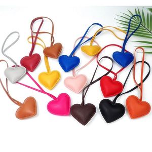 Porte-clés Cœur en Cuir PU Tendance Chien Teckel pour Voiture et Sac, Pendentif Mignon pour Femmes, Accessoires de Décoration pour Sacs – Vente Chaude - Product Image 3