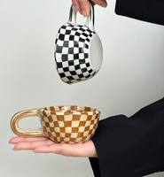 Tasse à café en céramique à motif damier irrégulier peinte à la main, avec anse large, pour petit-déjeuner, lait, compatible micro-ondes, pour la maison, le café, ou comme cadeau