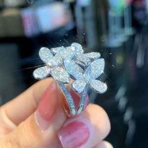 Anello Cocktail Q150 con Fiori, Micro Pavé di Strass, Creazione in Laboratorio, Anelli Unisex per Feste e Moda - Product Image 2