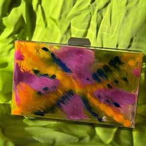 คลัทช์เรซิ่นน้ำหนักเบาสำหรับผู้หญิงที่มีรูปร่างเพรียวบาง วัสดุที่ทนทาน และลวดลายสีสันสดใสสำหรับการใช้งานในชีวิตประจำวัน - Product Image 6