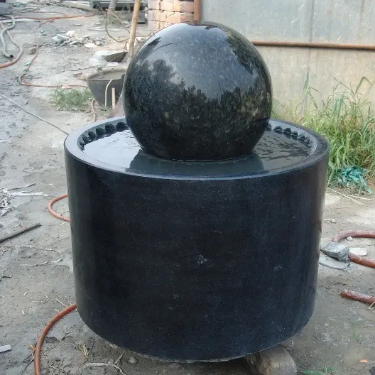 Fornitori di fontane d'acqua con sfera rotante FengShui in granito nero all'aperto