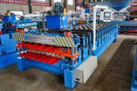 Machine de formage de rouleaux de tôles de toiture double couche PPGI PPGL GI GL, machine à panneaux de toiture trapézoïdaux