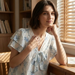 Chemise à fleurs bleues de style français 2026, à pois blancs suisses, pour femmes, été, manches bouffantes à volants, col en V à nouer devant - Product Image 1