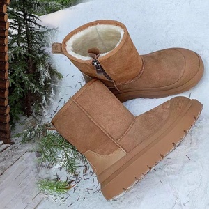Botas de nieve a media pantorrilla con suela gruesa antideslizante y forro polar para mayor calidez. Las versiones para hombre y mujer son iguales. - Product Image 4