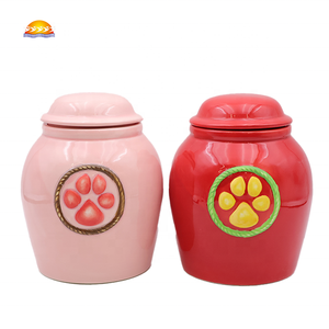 Urne funéraire pour animaux de compagnie de haute qualité, personnalisée, rose et rouge, en céramique fine, avec motif unique de patte en relief, pour chien et chat. - Product Image 1