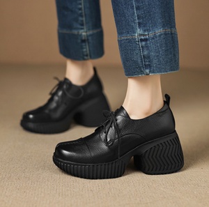 Zapatos de mujer de cuero negro con suela gruesa. Adecuado para el trabajo, desplazamientos y uso profesional. - Product Image 6