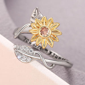 Anello Sunshine Flower da donna in argento color oro con zirconi cubici incastonati a pavé, regalo, gioielli alla moda - Product Image 3