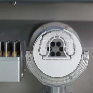 Machine de fraisage dentaire intelligente Yucera CAD/CAM, équipement dentaire à cinq axes pour applications humides et sèches - Product Image 2