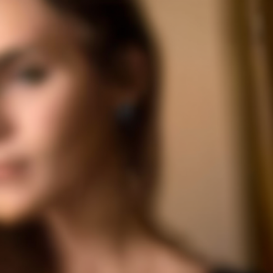 Orecchini a lobo E913 con topazio blu, taglio smeraldo, montatura a griffe, gioielli classici da donna per feste, orecchini in lega alla moda - Product Image 2