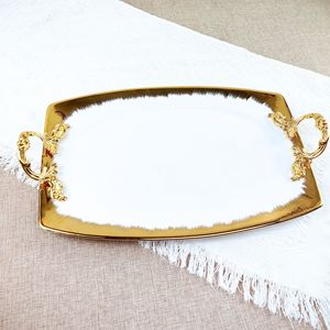 Piatto da 16 pollici grande in ceramica bianca con manico in metallo placcato oro per decorazione regalo di nozze vassoio in ceramica fatto a mano - Product Image 1