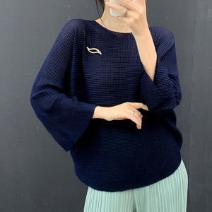 Blusa de Mujer con Cuello Redondo, Tejida y Plisada, de Color Sólido, Hombros Caídos, Manga Larga, Corte Regular, Informal, para Primavera y Otoño, con Apliques - Product Image 1