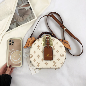 Sac fourre-tout décontracté de luxe de marque de créateur avec fermeture éclair, en polyester, sangle amovible, durable et portable pour femme - Product Image 3