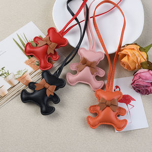 Grensoverschrijdende Kleine Beer Hanger Met Boog, Berentas Charme, Dierensleutelkoord Accessoire, Lederen Auto Sleutelhanger - Product Image 2