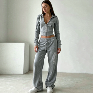 Ensemble de survêtement deux pièces personnalisé pour femme : sweat à capuche zippé, crop top et pantalon de jogging large – Tenue décontractée et sportive - Product Image 2