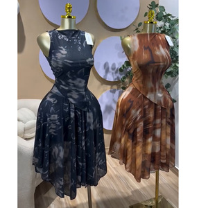 เสื้อแขนกุดพิมพ์ลายหวานสดใสสำหรับผู้หญิงรุ่นใหม่ขายดี พร้อมกระโปรงเอวสูงแบบคอวีสองชิ้น - Product Image 3