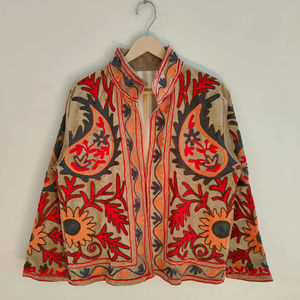 Veste en velours Suzani brodée à la main pour femmes, veste bohème en velours unique, élégante, vêtement d'extérieur d'hiver, tendance moderne - Product Image 1