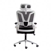 Chaise de bureau ergonomique en maille noire et blanche avec dossier fendu, soutien lombaire indépendant, assise en mousse haute densité, hauteur réglable et dossier respirant rabattable