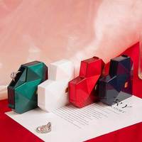 Nouvelle boîte à bijoux en plastique en forme de cœur à facettes diamantées avec ouverture automatique pour les propositions et les surprises