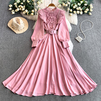 Robe longue décontractée rose élégante pour femme, coupe trapèze, manches longues bouffantes, col à volants avec empiècements en dentelle, ceinture, fluide, pour le quotidien