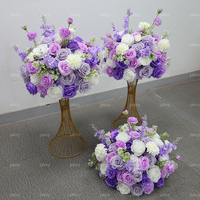 Bouquet de fleurs artificielles mélangées violettes et blanches faites à la main pour la décoration de mariage ou de Noël avec des larkspurs roses