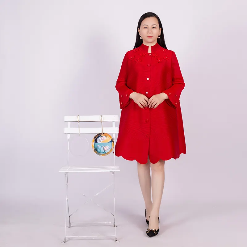 Tianbao 미야케 배 여자의 2023 새로운 단색 데칼 못 박힌 구슬 스타일 긴 소매 기질 느슨한 큰 사이즈 여성의 드레스