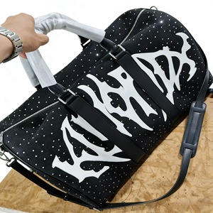 Sacs de voyage personnalisés en usine, sacs en cuir PU cloutés style gothique OEM ODM pour la gym et les voyages - Product Image 4