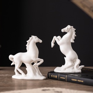 Estatuilla de Caballo Blanco pequeño de ocho corceles de cerámica MSH con textura de cola transparente - Product Image 1