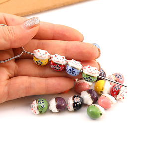 Cuentas de cerámica con diseño de flor de ciruelo y orificio lateral, estilo caricatura, para la elaboración de pulseras, colores aleatorios, accesorios de joyería DIY. - Product Image 4