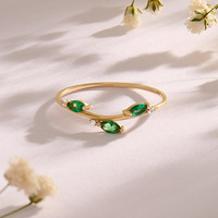 Bague délicate en argent 925 plaqué or 18 carats avec zircon cubique vert marquise et motif feuille de vigne