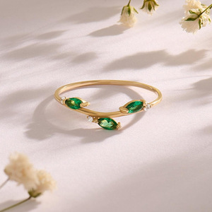Anillo Delicado de Plata 925 Chapado en Oro de 18K con Circonita Verde Marquise y Diseño de Hoja de Vid - Product Image 2