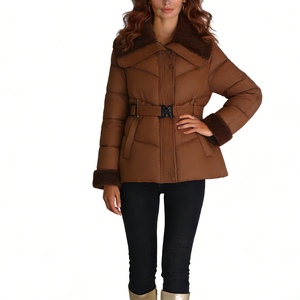 Chaqueta Acolchada para Mujer con Ribete de Piel Sintética - Abrigo de Invierno con Cinturón y Cuello Ancho a la Moda - Product Image 4