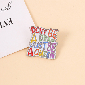 Spilla in smalto motivazionale con citazioni divertenti e arcobaleno: 'Don't Be A Drag Just Be A Queen', distintivo per zaino e vestiti, gioiello di moda, regalo - Product Image 3