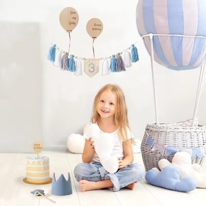 Set Regalo Decorativo per Festa di Compleanno per Bambini con Corona in Cotone, Bacchetta Magica, Palloncino in Legno Fatto a Mano e Striscione con Nappine - Product Image 1