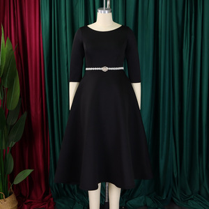 Vestido de noche de manga larga en color liso con cintura delicada que estiliza y cinturón de perlas para fiesta de otoño - Product Image 2
