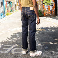 Jeans coupés et cousus en denim brut japonais vintage, coupe droite, taille haute, avec points de chaînette dorés et rivets en cuivre