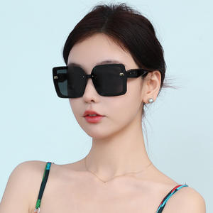 Gafas de Sol para Mujer Marca M, Montura Cuadrada Negra, Lentes Polarizadas de PC con Protección UV400, Estilo Urbano, Protección Solar para Conducir - Product Image 1