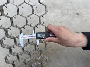 석유화학 반응기 사이클론용 내마모성 스테인리스 스틸 와이어 확장 메쉬 헥스 메쉬 OEM - Product Image 6